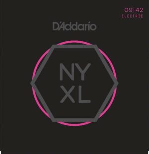 KIELISETTI_SAHKIKSELLE_009-042_NYXL___D_ADDARIO